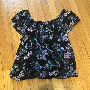 Off the shoulder flowey shirt